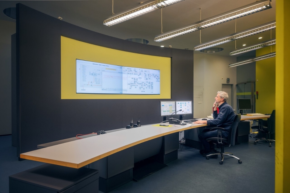 Peter Akermann sitzt an der Konsole der früheren Leitstelle.